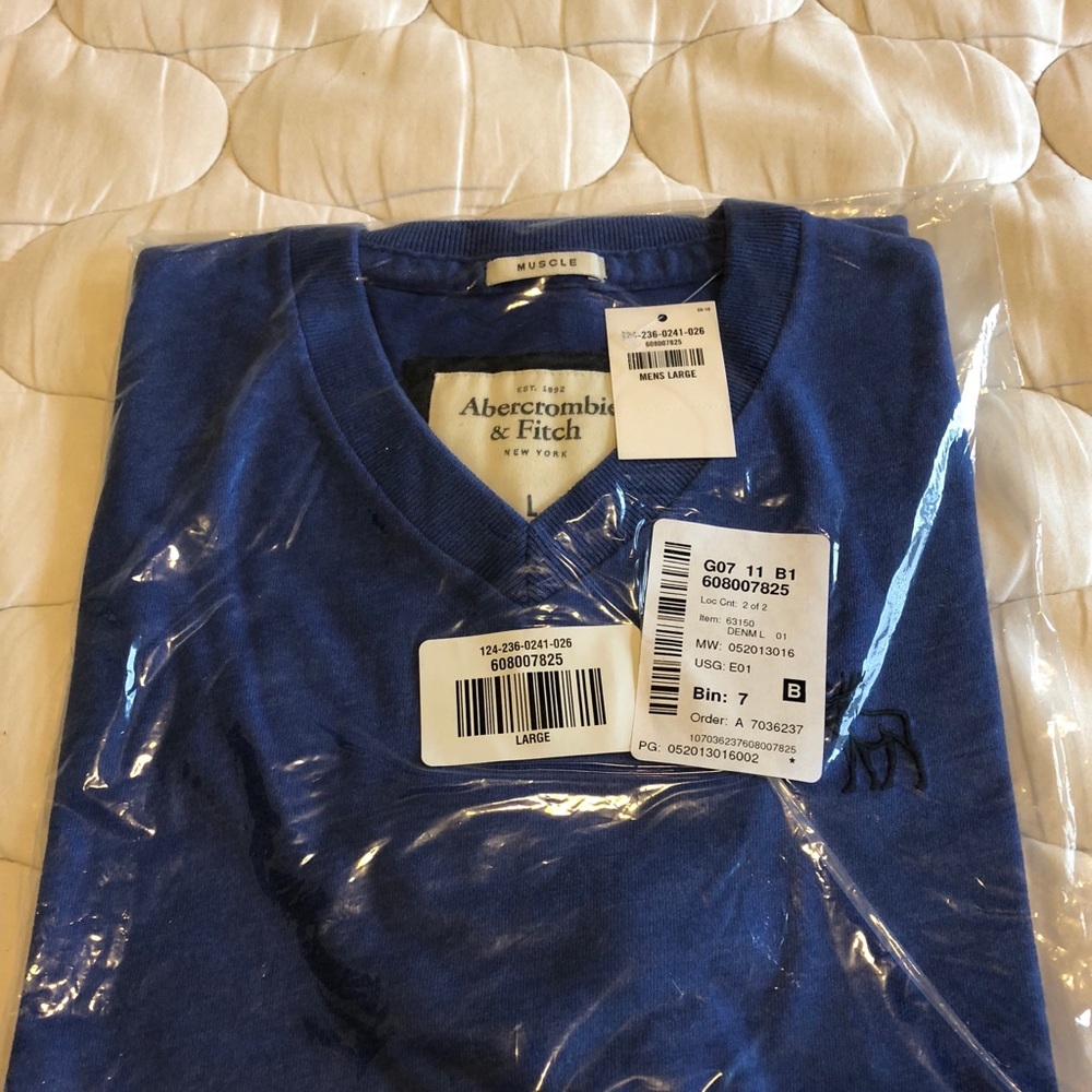 A&F Men’s Muscle Tee x2. Blue and Yellow. Size L